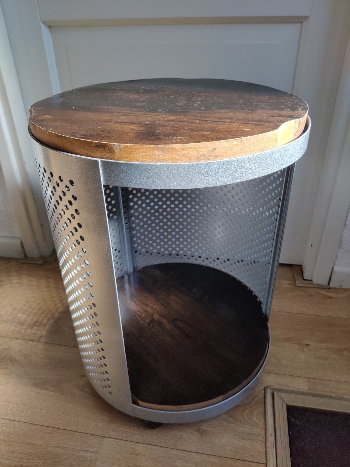 Metalen bijzettafel met houten blad op wieltjes, Ophalen, Gebruikt
