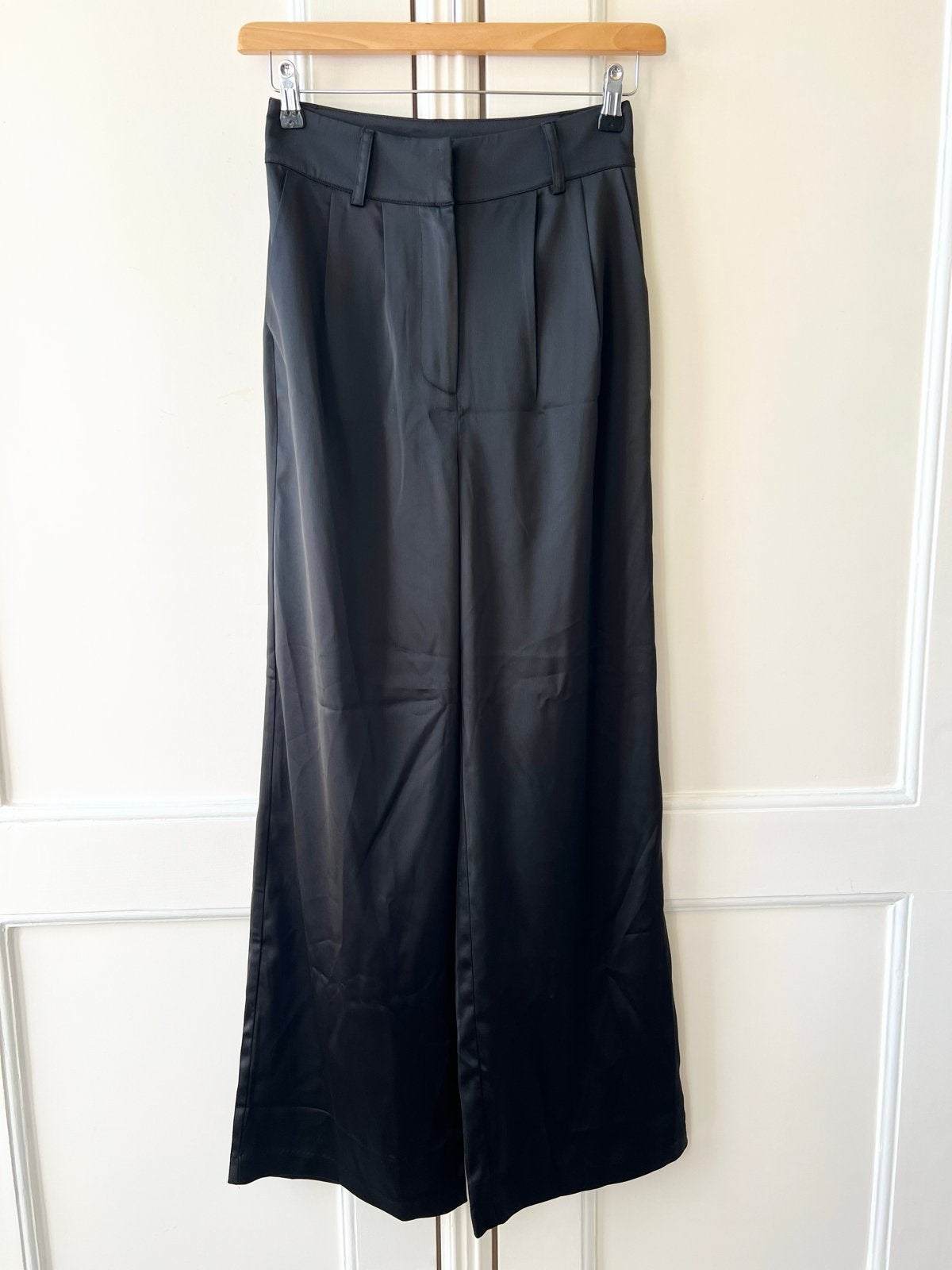 NA-KD Zwarte Satijnen Broek, Maat 34, Kleding | Dames, Zwart, Ophalen of Verzenden, Zo goed als nieuw, Maat 34 (XS) of kleiner