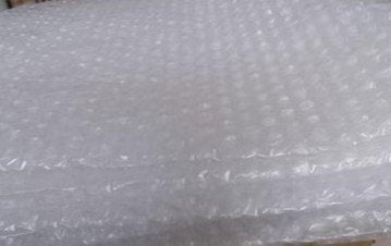 Noppenfolie/bubbeltjes plastic , grote stukken in grote zak, Doe-het-zelf en Verbouw, Zeil en Folie, Ophalen of Verzenden, Zo goed als nieuw