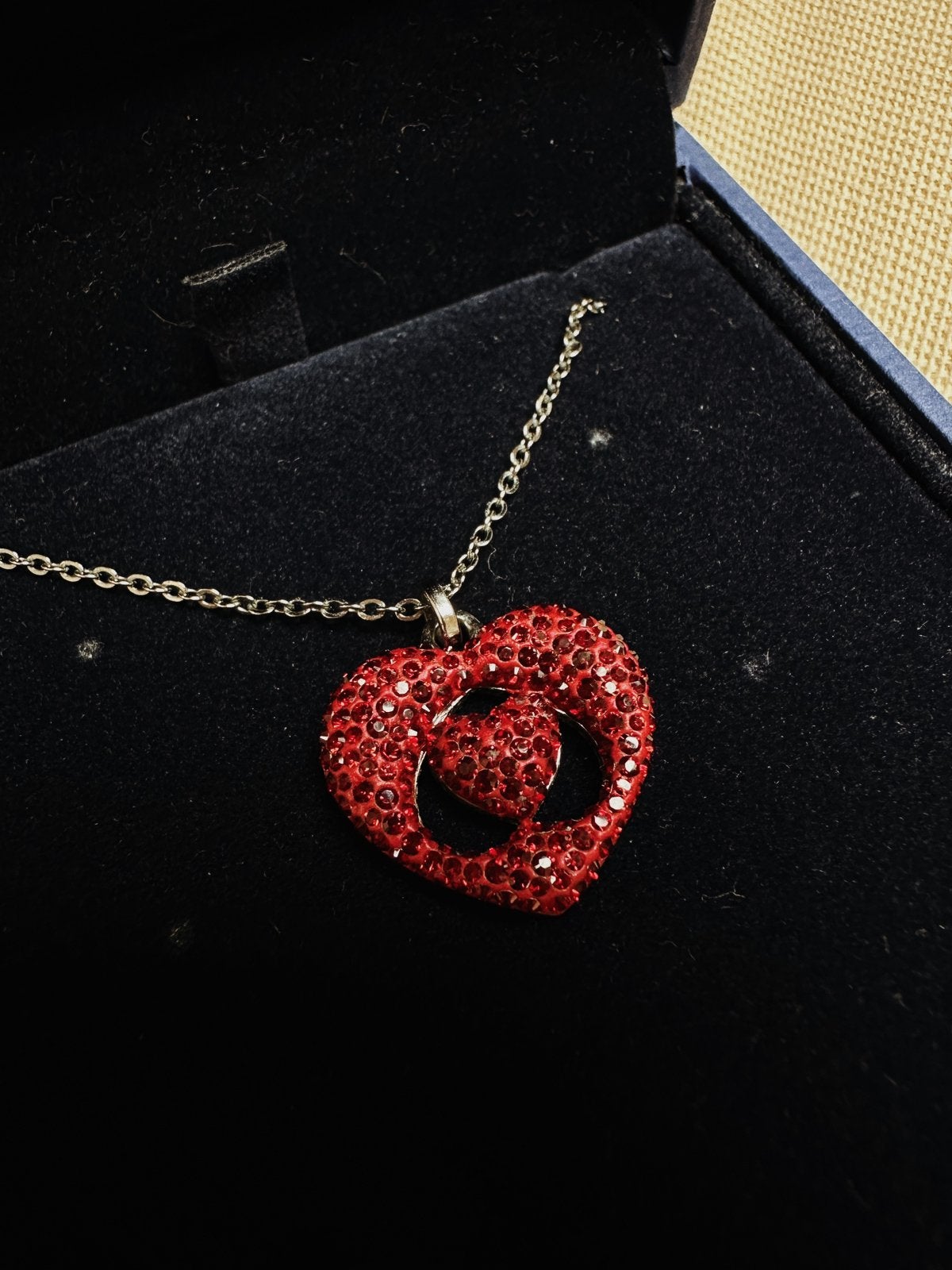 Swarovski Alice in Wonderland Disney ketting, Verzamelen, Swarovski, Ophalen, Nieuw, Sieraad of Horloge