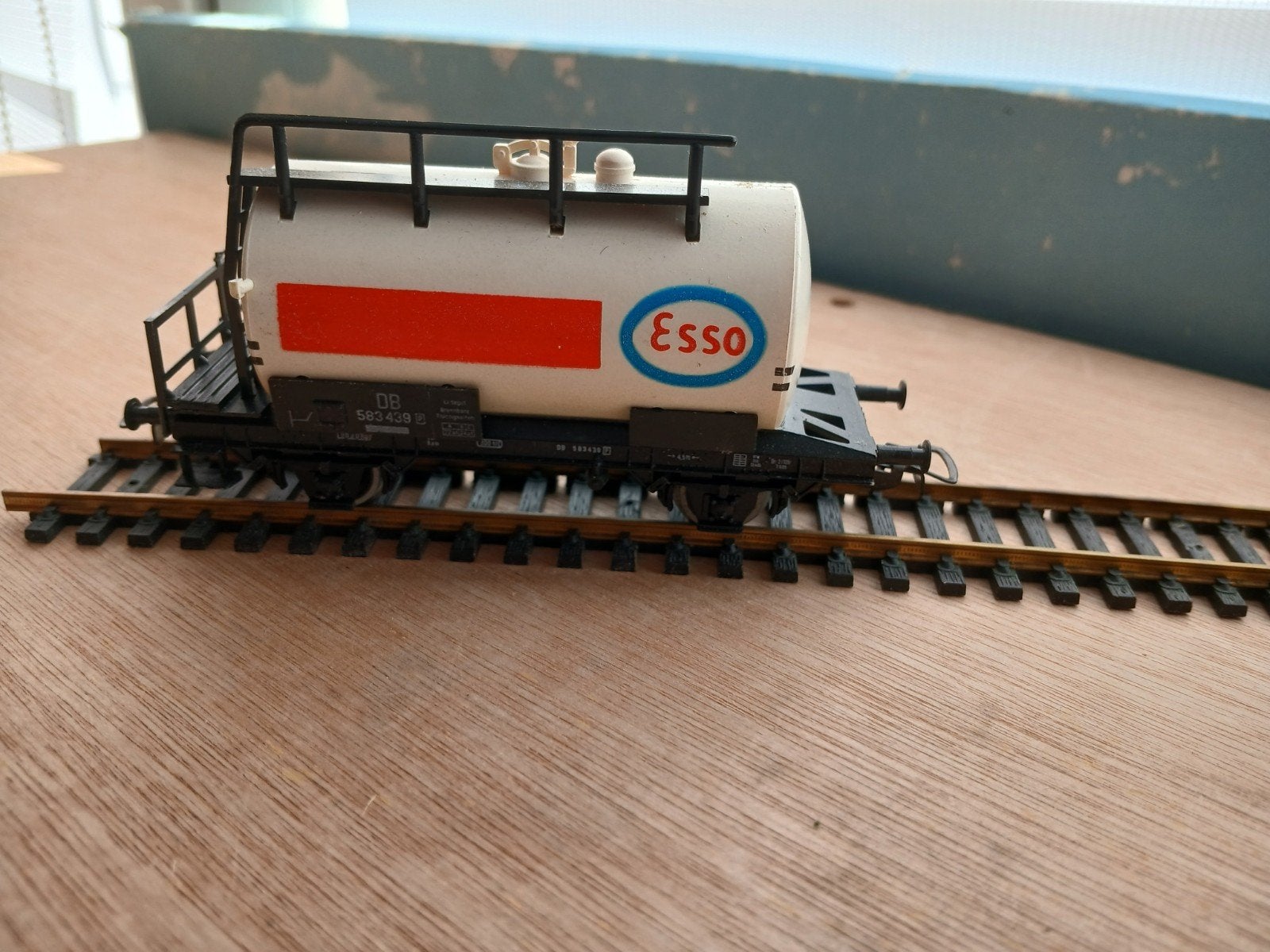 Nieuwe Esso tankwagen voor HO spoorbaan, Ophalen of Verzenden, Nieuw, Wagon