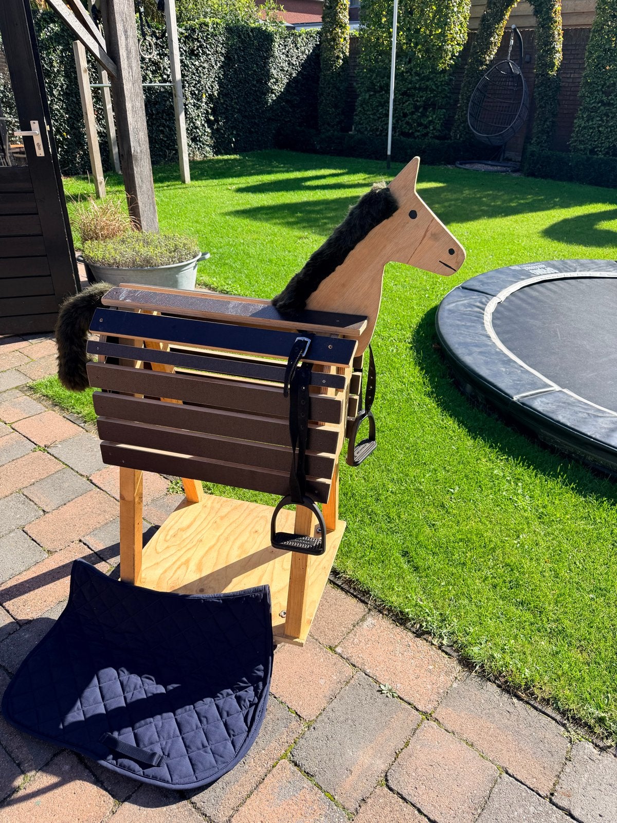 Houten paard op wieltjes, Ophalen