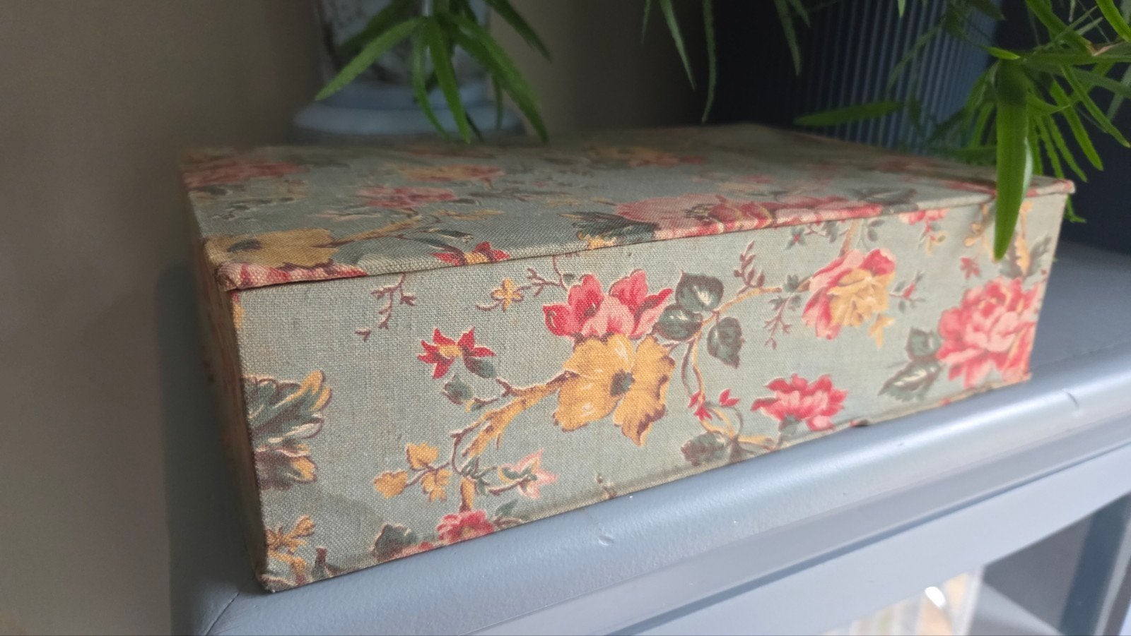 Antieke Franse stoffen doos met rozen, Ophalen of Verzenden
