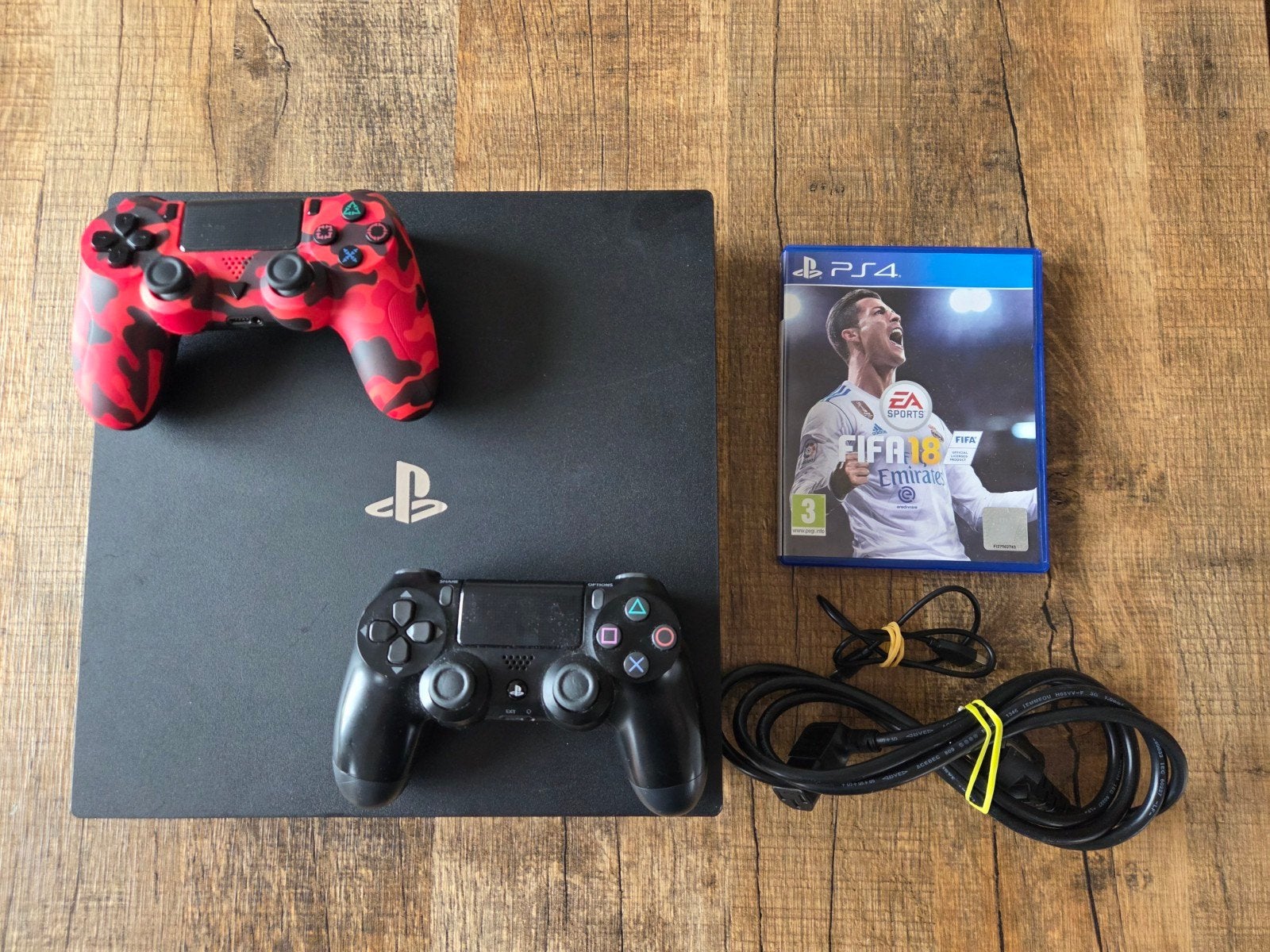 PS4 Pro 1TB met 2 controllers en FIFA 18, Spelcomputers en Games, Spelcomputers | Sony PlayStation 4, Ophalen, Met 2 controllers