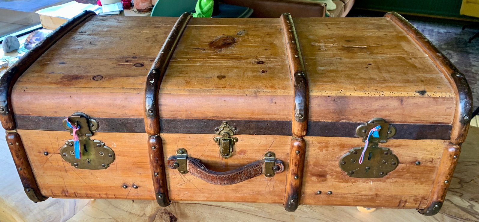 Grote oude, houten koffer/kist, Wieltjes, Overige materialen, Gebruikt, 45 tot 55 cm