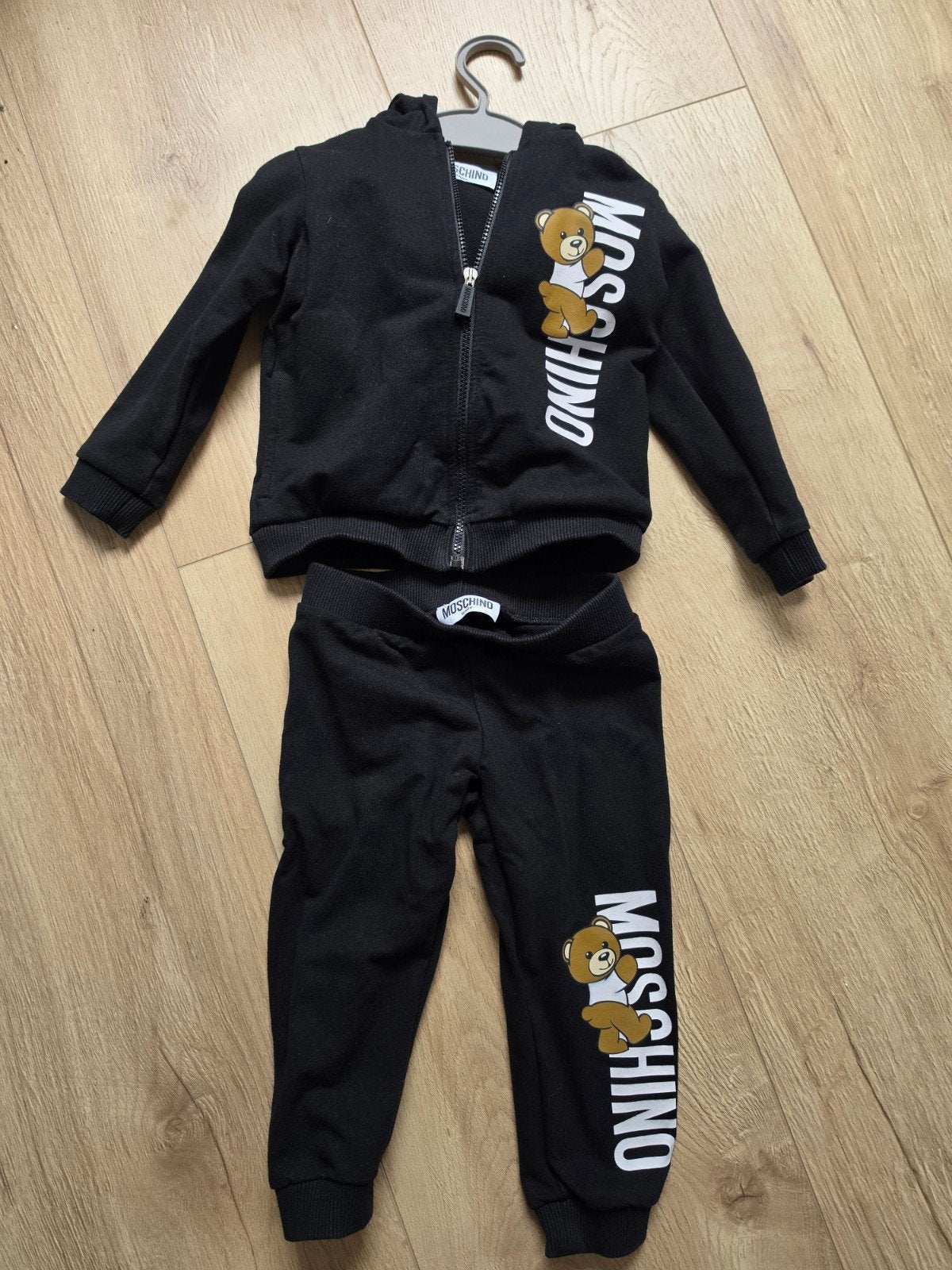 Moschino Baby Trainingspak Zwart mt 80, Ophalen of Verzenden, Zo goed als nieuw