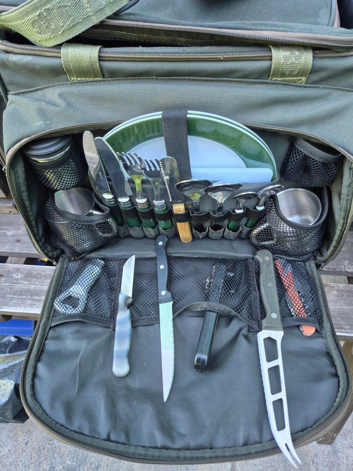 JRC Defender Cool Bag met bestekset en servies, Ophalen