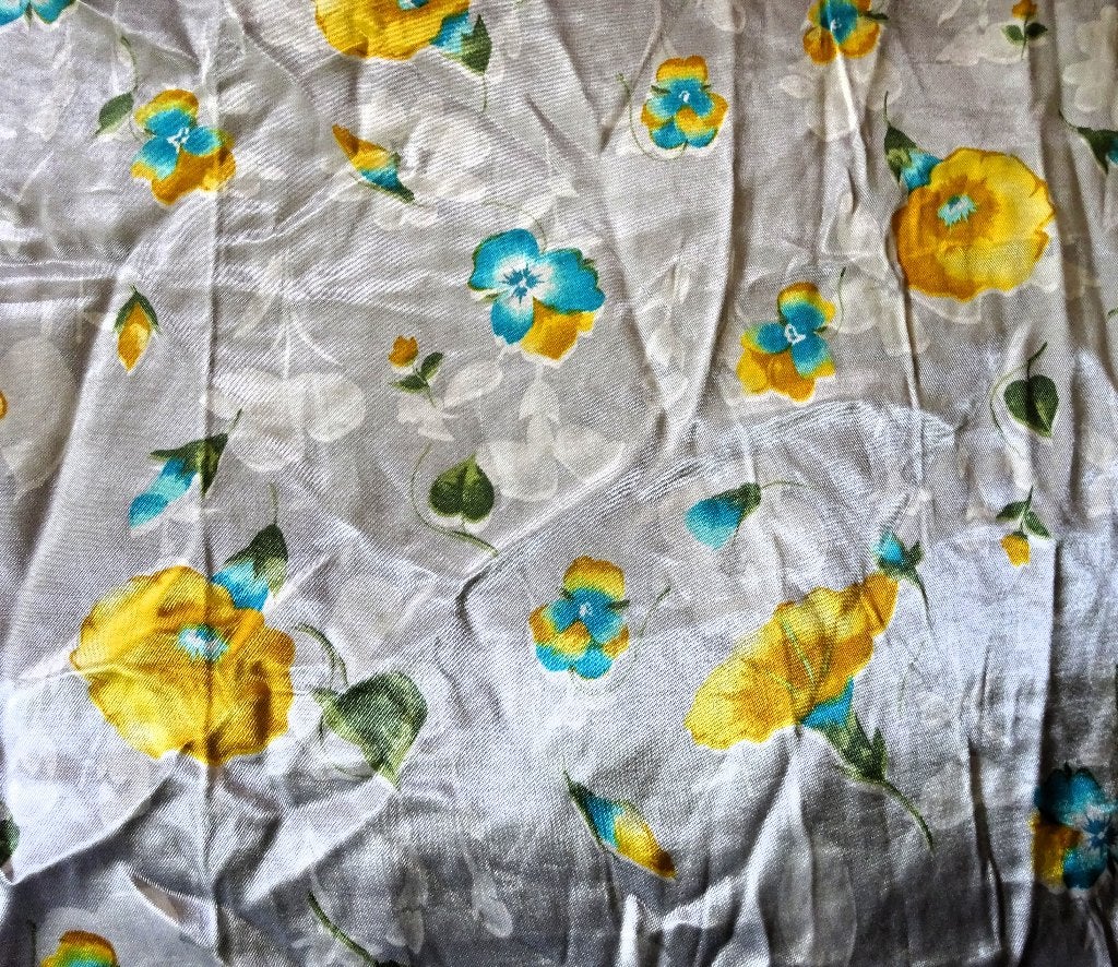 Zilver-grijs satijnen lapje met gele bloemen 145 x 150 cm, Gebruikt, Verzenden, 120 cm of meer, Polyester