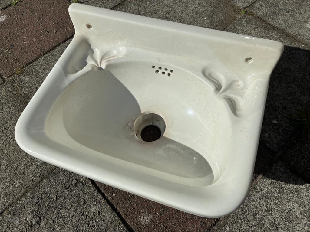 Antiek wit fonteintje met sierlijke details 37cm breed, Doe-het-zelf en Verbouw, Ophalen, Gebruikt, Steen, Wastafel