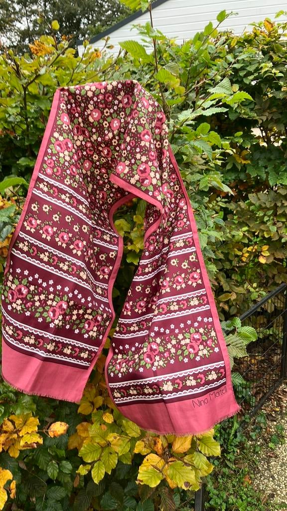 Nina Martell shawl, bloemen met roodtinten., Ophalen of Verzenden, Zo goed als nieuw