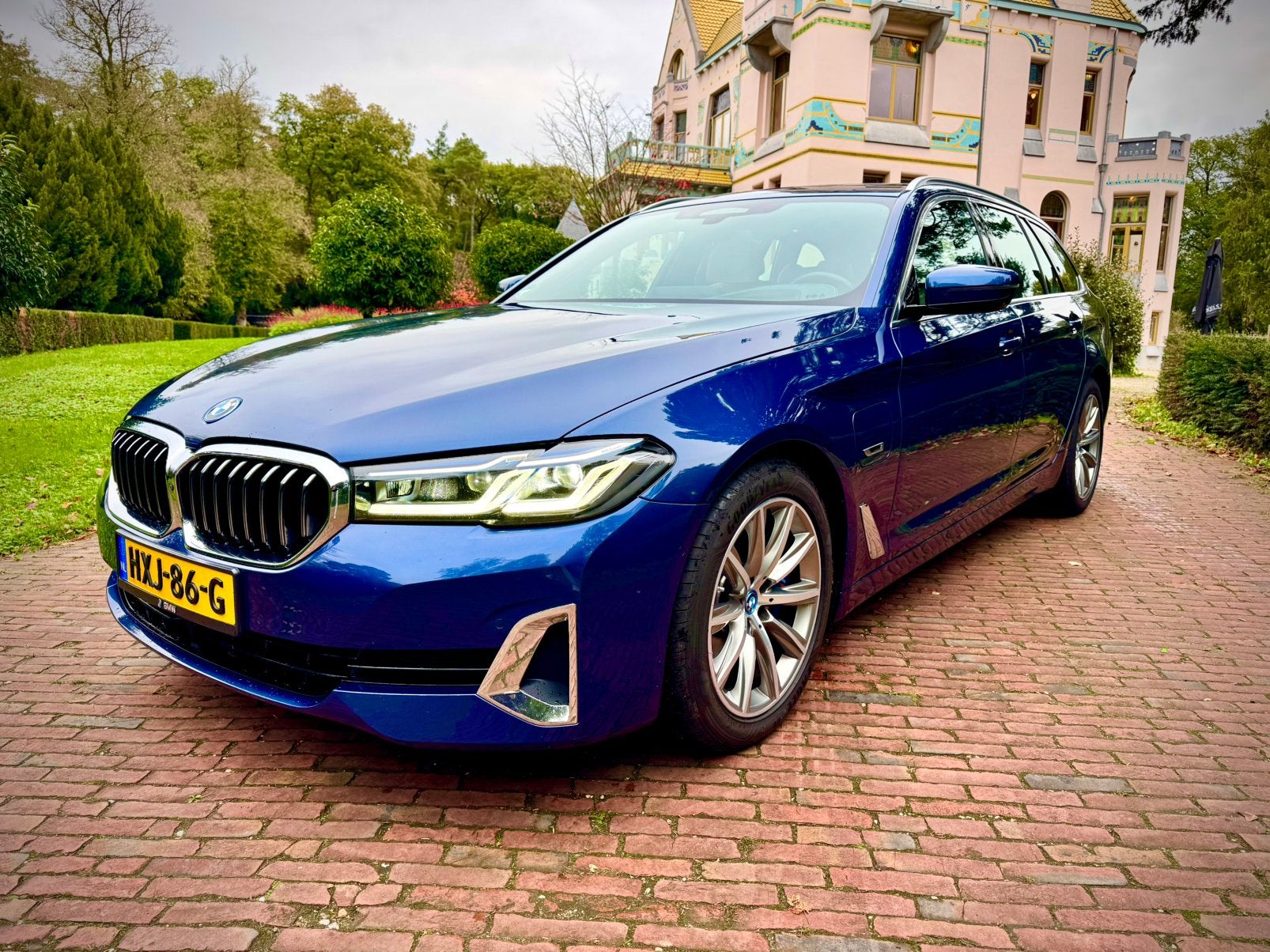 BMW 530e xDrive LuxuryLine M Individual B&W NP €100.176, Auto's, Automaat, 1935 kg, Verwarmde buitenspiegels, Beige