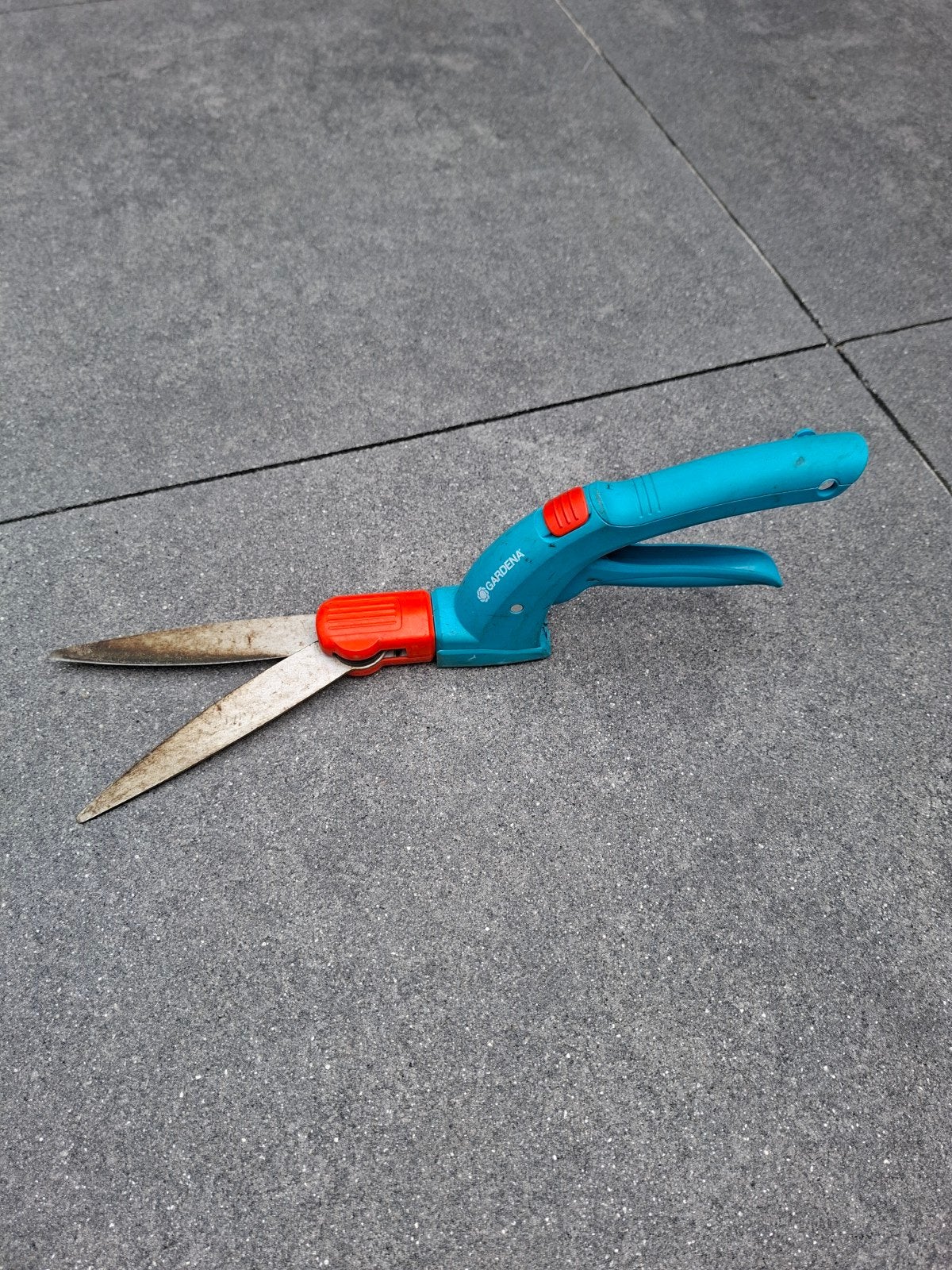 Gardena kantenknipper, Ophalen