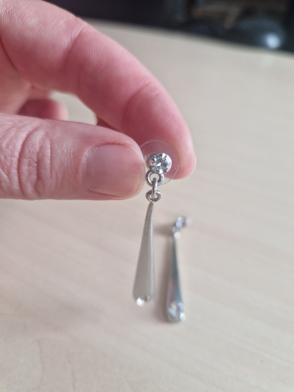 Elegante zilverkleurige oorbellen met glinsterende steentjes, Overige materialen, Ophalen of Verzenden, Met strass, Hangers
