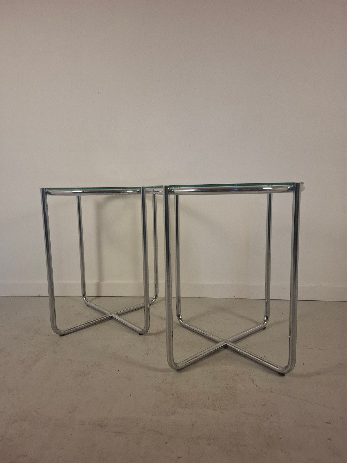 Design Bauhaus chroom buisframe bijzettafel, Huis en Inrichting, Ophalen of Verzenden, Rond, Minder dan 55 cm, 45 tot 60 cm