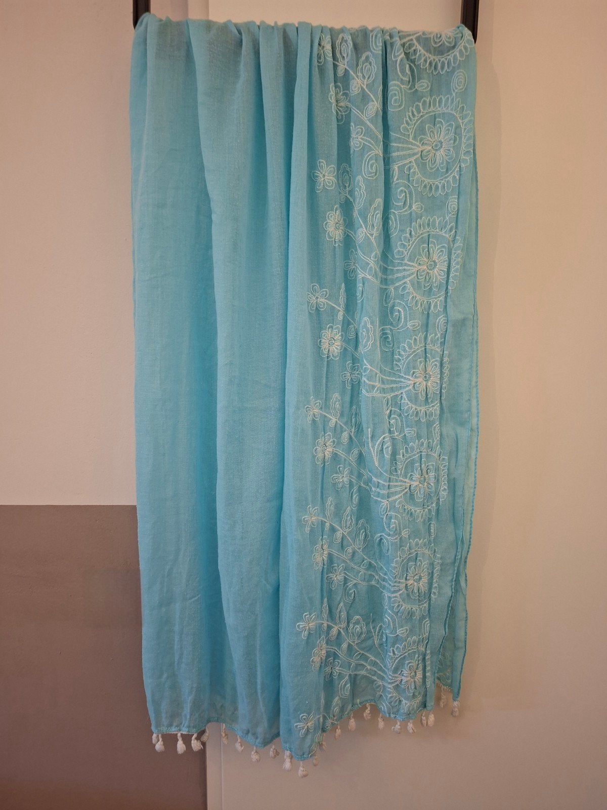 Turquoise blauwe sjaal met borduursel en kwastjes, Maat 46/48 (XL) of groter, Ophalen of Verzenden, Onbekend, Sjaal