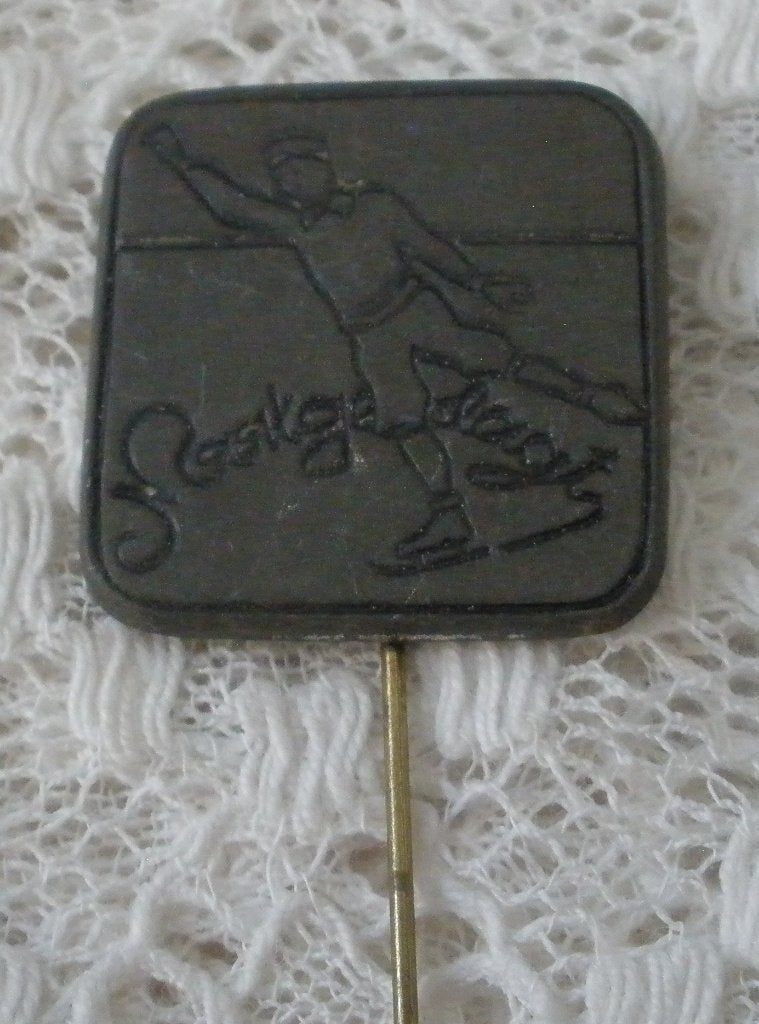 Oud speldje - Nooitgedagt - Schaatsen, Ophalen of Verzenden, Gebruikt, Merk, Speldje of Pin