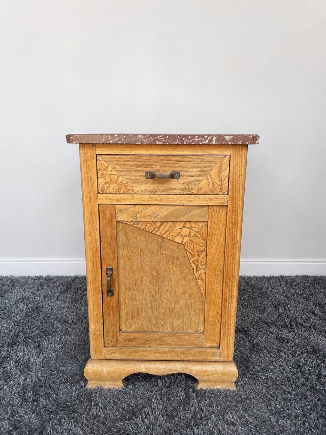 Vintage massief eiken nachtkastje met rood marmeren blad, Antiek en Kunst, Ophalen