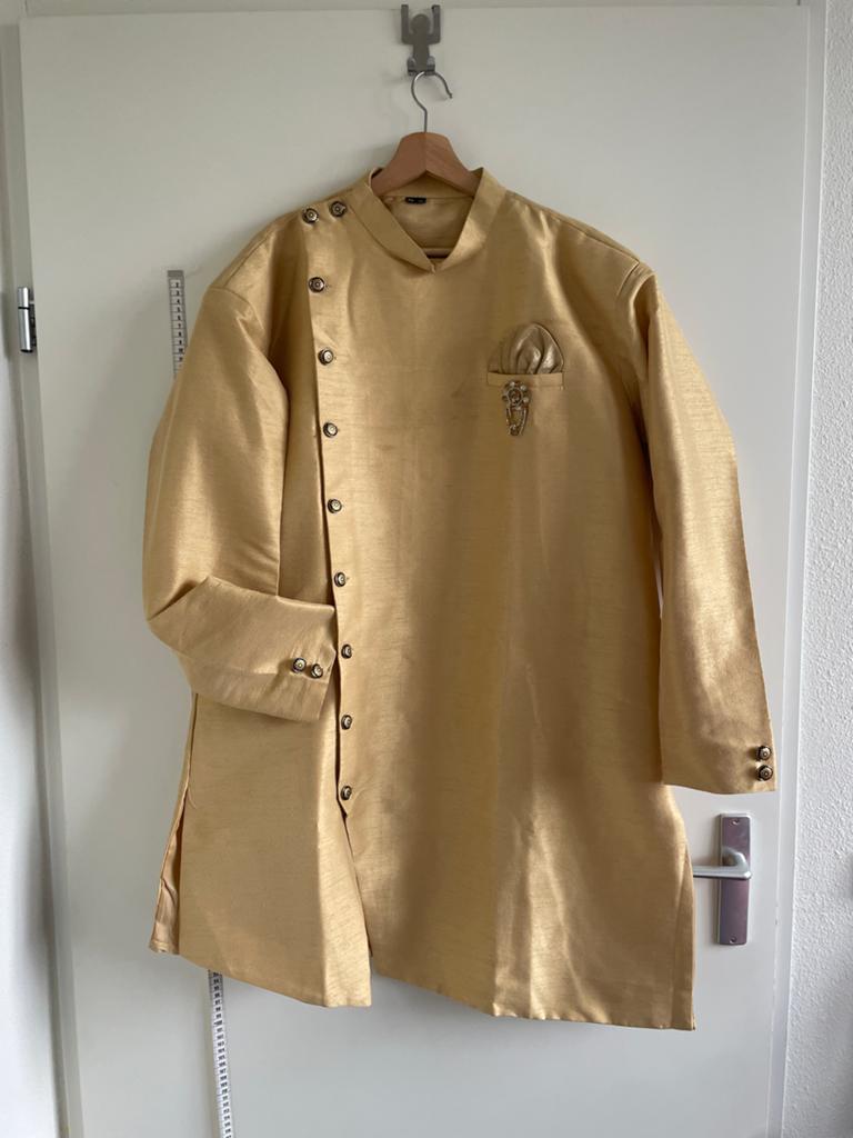 Gouden Indiase Sherwani met bordeauxrode broek - Maat 48, Kleding | Heren, Ophalen, Zo goed als nieuw, Maat 48/50 (M)