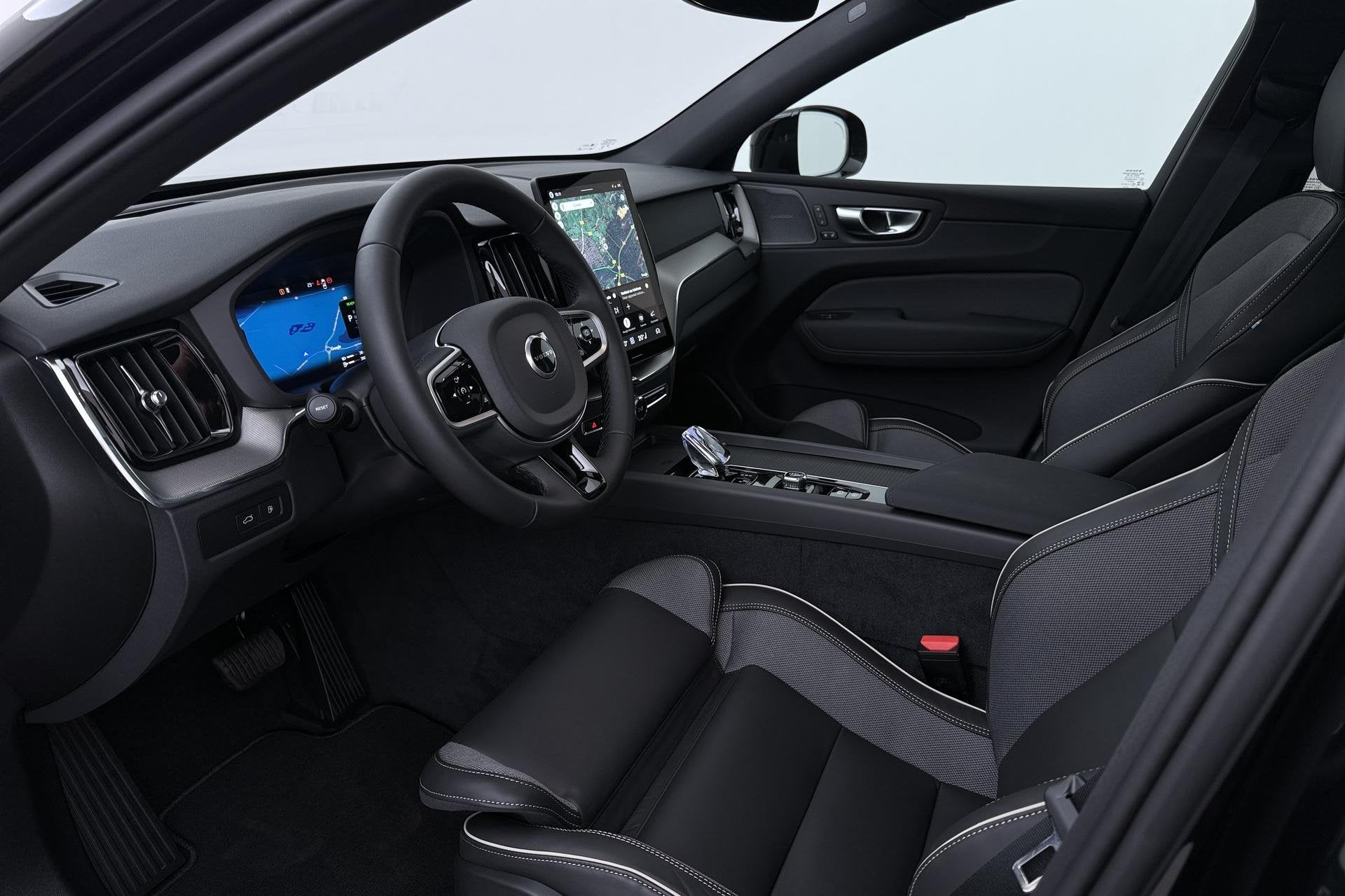 Volvo XC60 T8 Plus Black Edition | ACC | Panoramadak | Harma, Automaat, Stof, Gebruikt, Euro 6