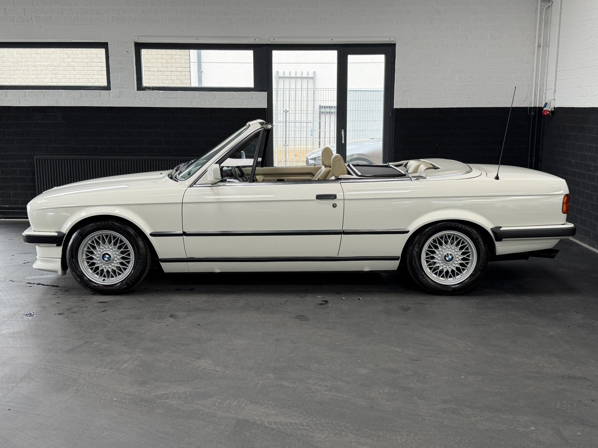 BMW 3-serie Cabrio 325i E30 | Leder | Handbak | Origineel |, Gebruikt, Beige, 2494 cc, Cabriolet