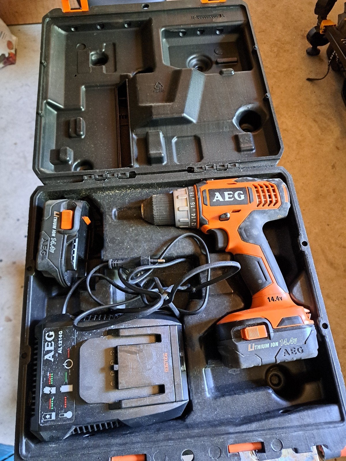AEG Accuboormachine 14.4V met lader en accu, Doe-het-zelf en Verbouw, Gereedschap | Boormachines, Ophalen, Gebruikt, Variabele snelheid