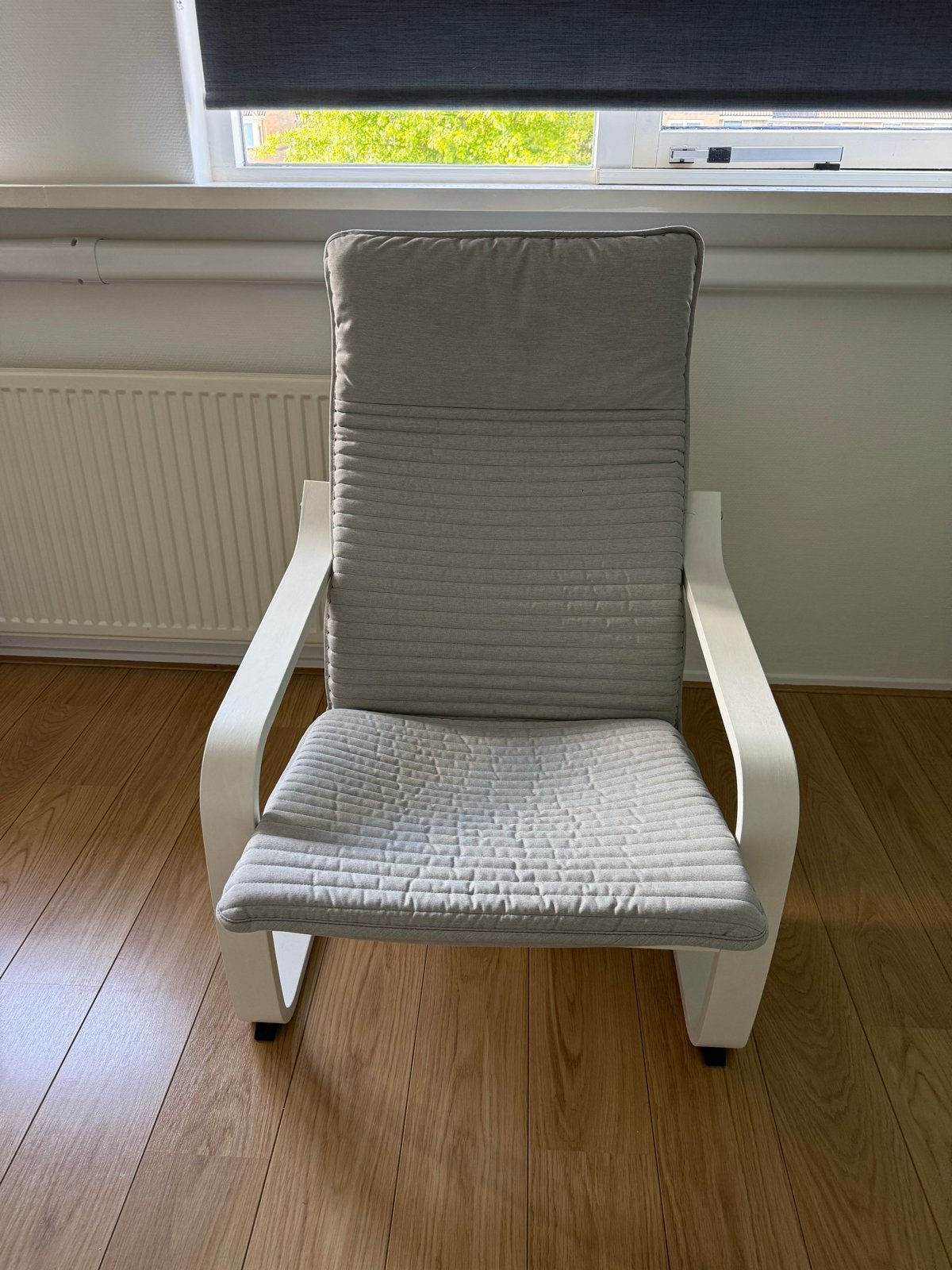 Comfortabele witte schommelstoel met grijze kussens, Huis en Inrichting, Ophalen, Gebruikt, Wit, Eén