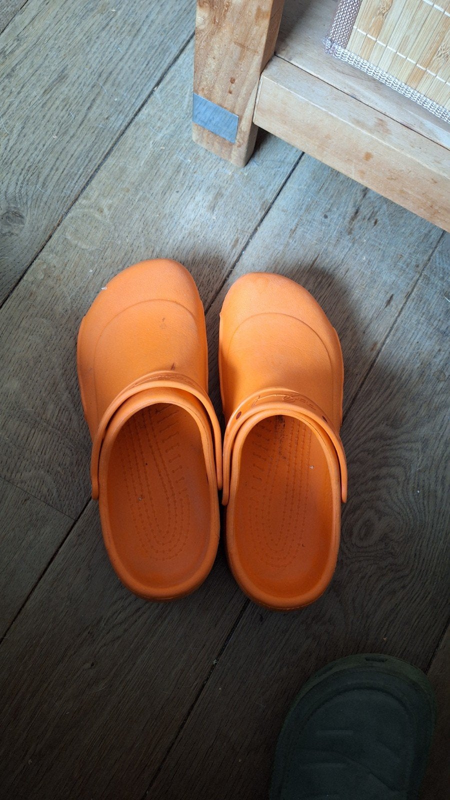 Oranje Crocs met antislipzolen, maat 46/47, Slippers, Oranje, Ophalen of Verzenden, Zo goed als nieuw