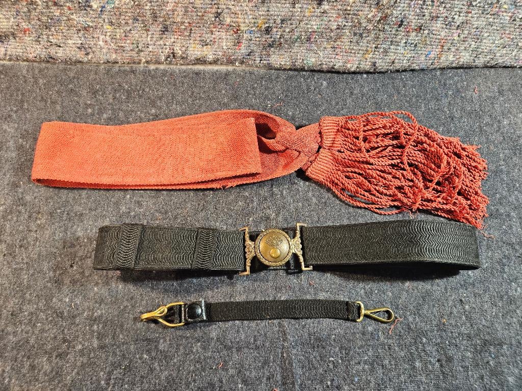 Kopel met sjerp v/h ceremonieel uniform Belgische Grenadiers, Verzamelen, Militaria | Tweede Wereldoorlog, Landmacht, Kleding of Schoenen