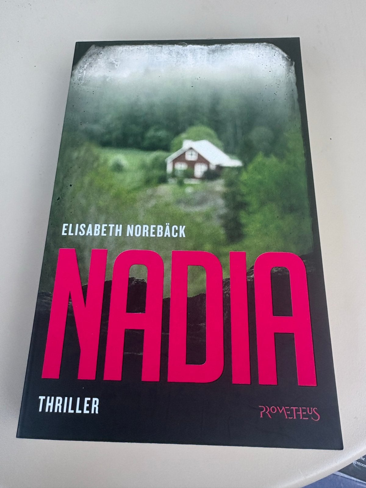 Nadia - Elisabeth Norebäck (Thriller), Ophalen of Verzenden, Zo goed als nieuw, Scandinavië