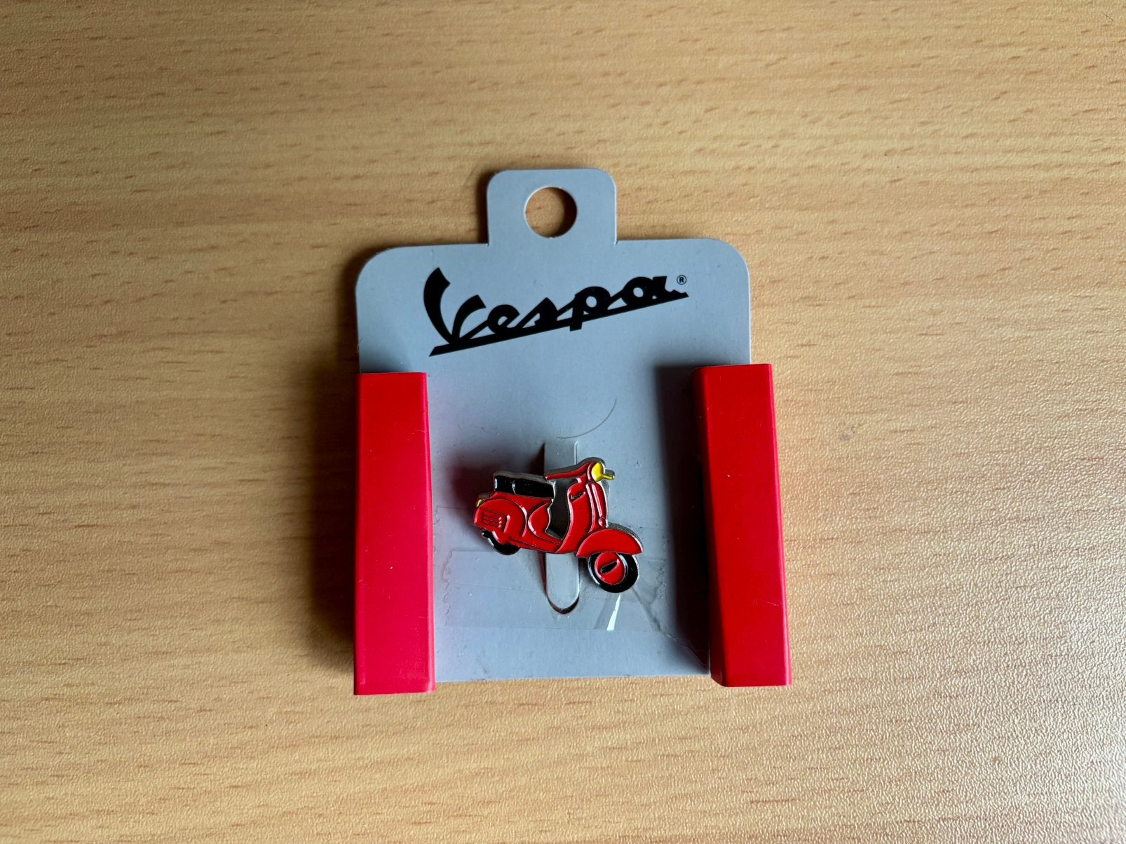 Vespa metalen emaille speldje pin rode scooter, Ophalen of Verzenden, Nieuw, Merk, Speldje of Pin