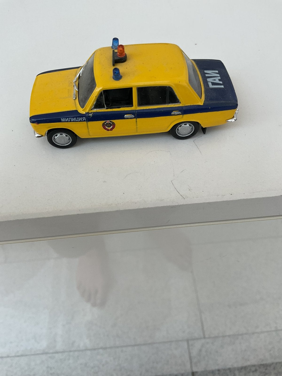 Lada? Of Fiat ? Politie ? Wegenwacht? Geen idee schaal 1:43, Hobby en Vrije tijd, Ophalen of Verzenden, Gebruikt, Auto, Overige merken