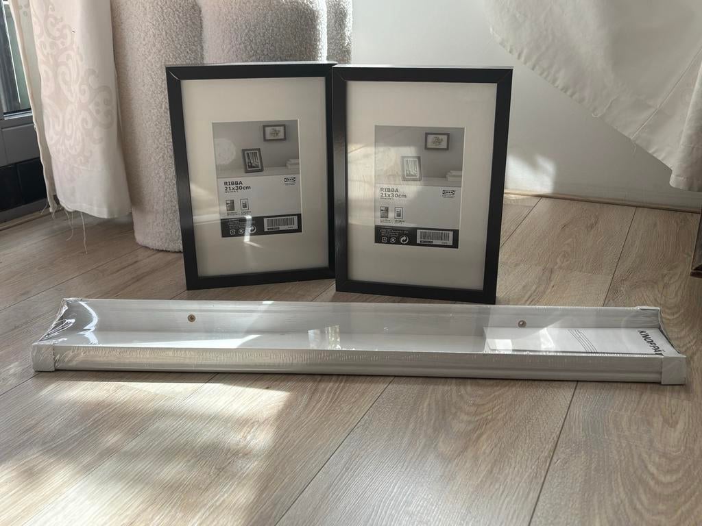 Twee grijze IKEA Ribba fotolijstjes 21x30 cm + wandplank, Verzenden, Nieuw, Hout, Minder dan 50 cm