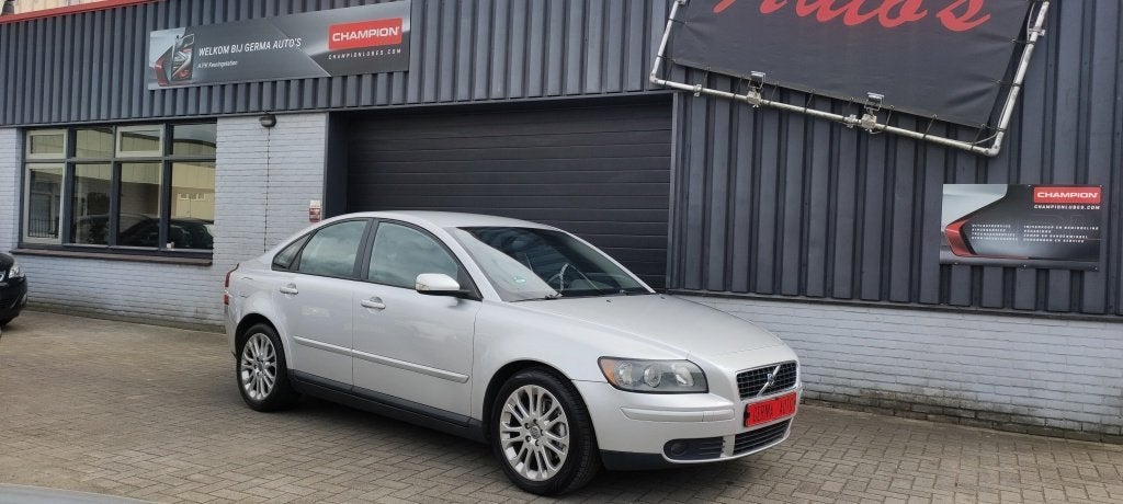 Volvo S40 2.4 Momentum (bj 2005), Auto's, Voorwielaandrijving, Gebruikt, 700 kg, Origineel Nederlands