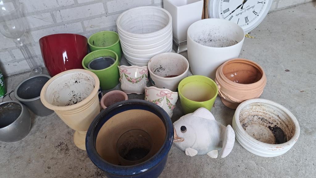 Verschillende  bloempotten, Rond, Ophalen of Verzenden, Aardewerk, Minder dan 40 cm