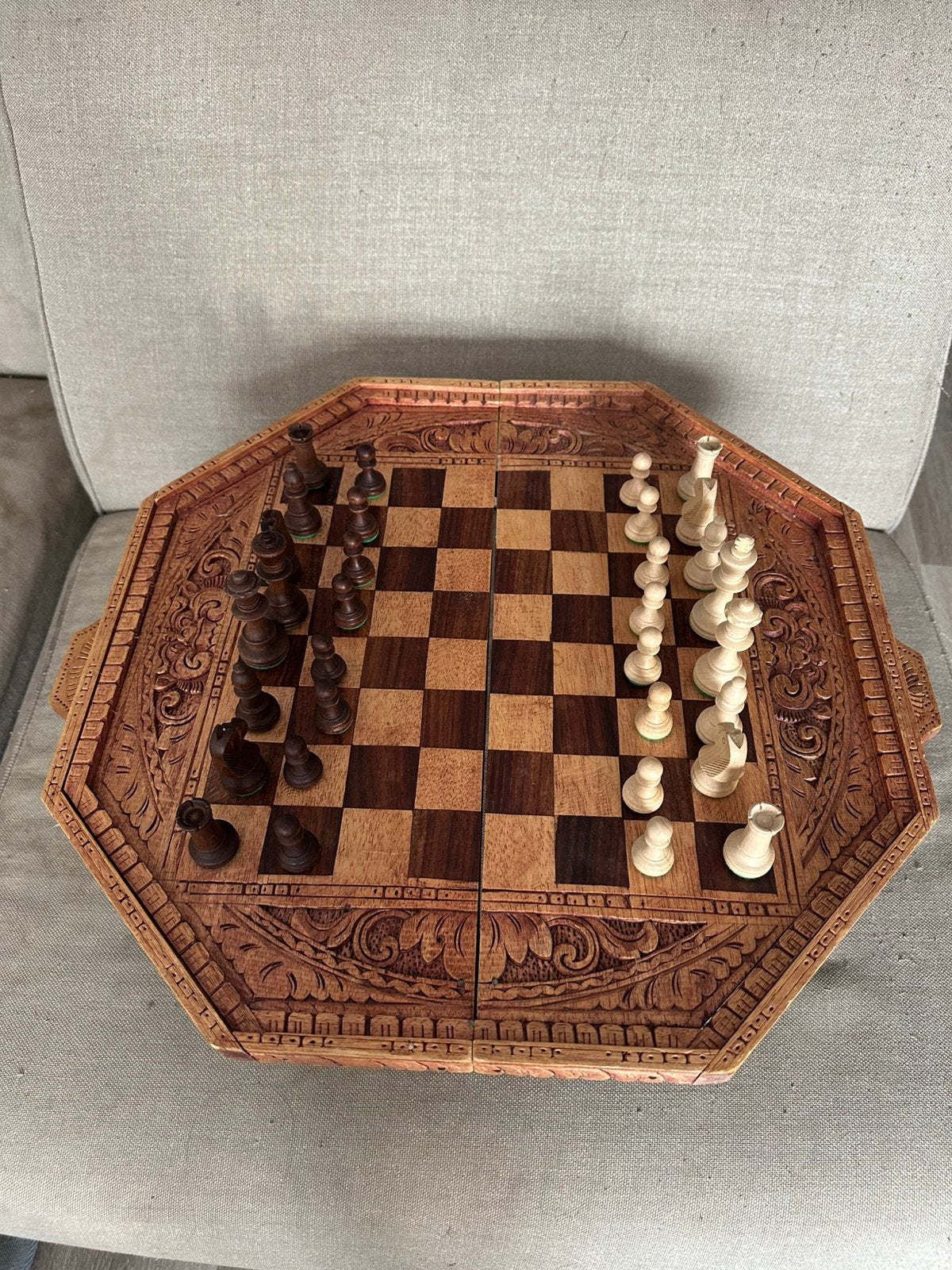 Balinees schaakbord op pootjes, Een of twee spelers, Ophalen of Verzenden, Gebruikt