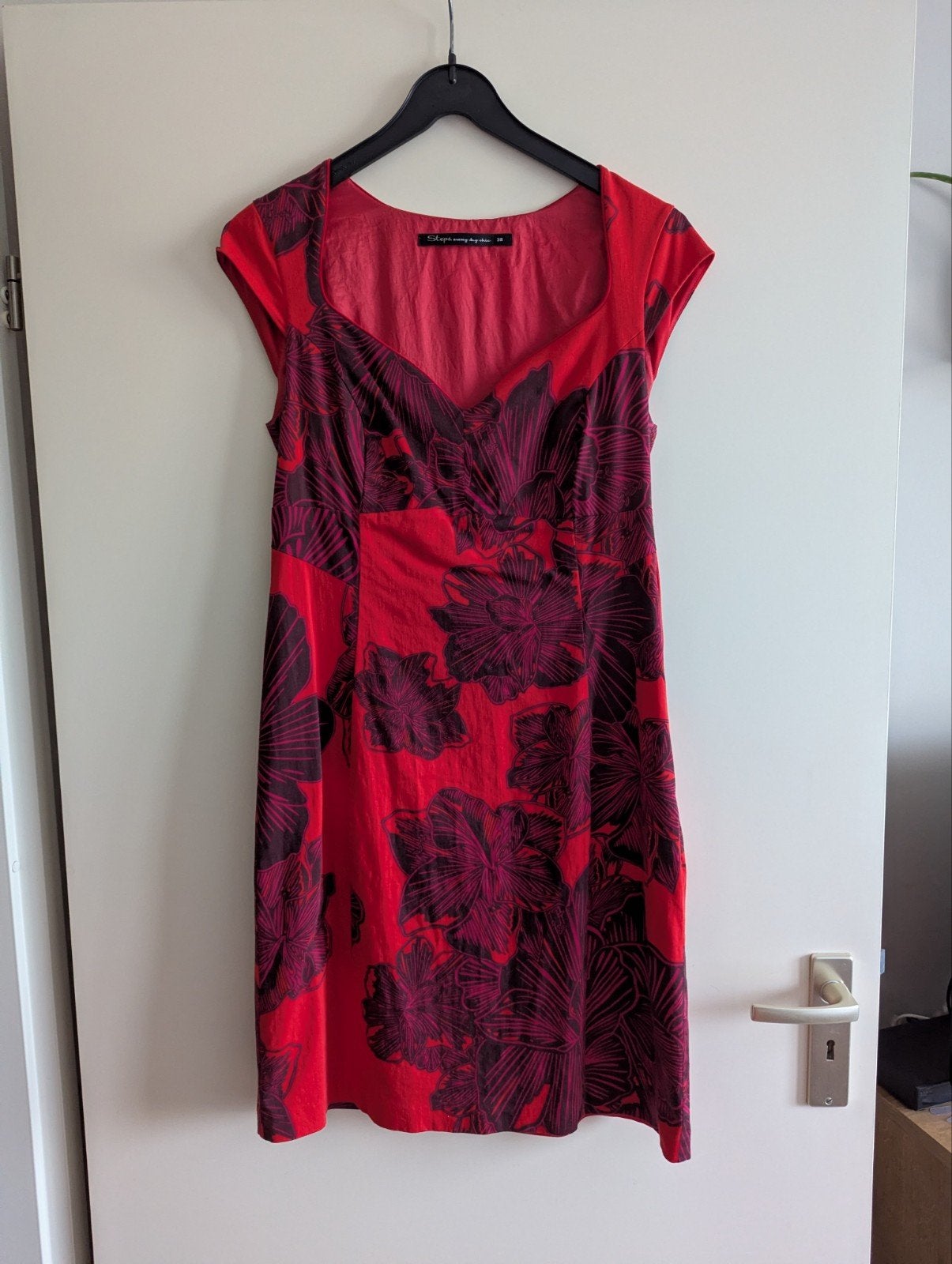 Steps - Rode jurk met bloemenprint, Kleding | Dames, Jurken, Gedragen, Maat 38/40 (M), Rood, Boven de knie, Ophalen of Verzenden