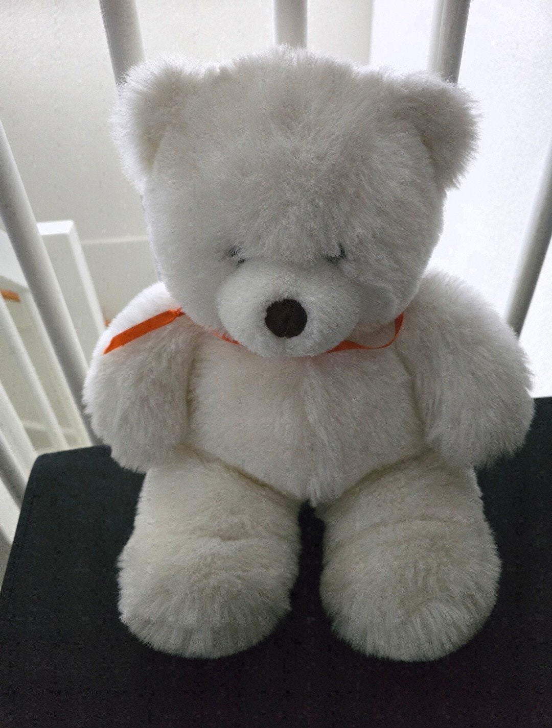 Mooie witte teddybeer met oranje lintje, Beer, Ophalen of Verzenden, Zo goed als nieuw, Met kleding of accessoire