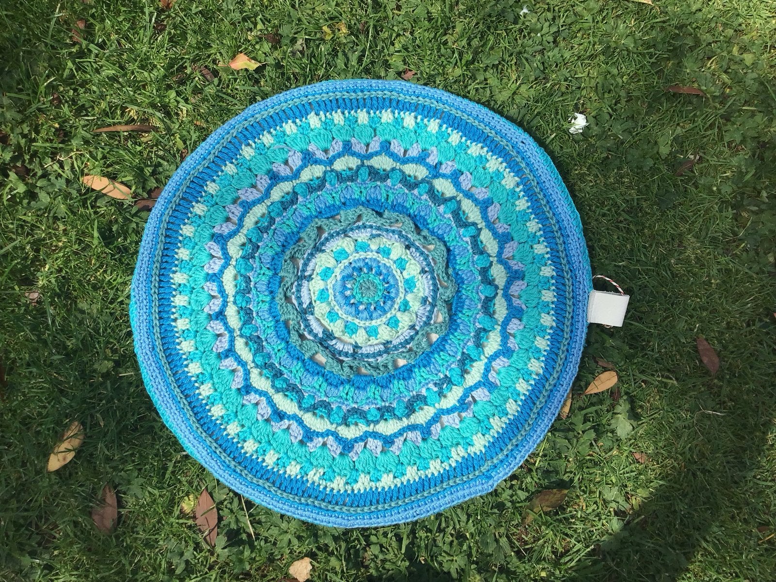 Handgemaakt gehaakt rond kussen/zitkussen in blauwtinten, Ophalen of Verzenden, Nieuw