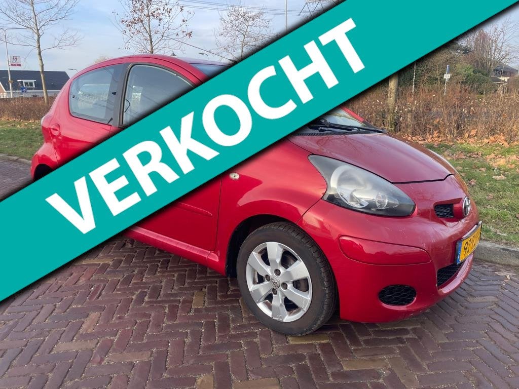 Toyota Aygo 1.0-12V Aspiration Red Navigator Automaat, Auto's, Toyota, Euro 5, Gebruikt, 4 stoelen, 68 pk