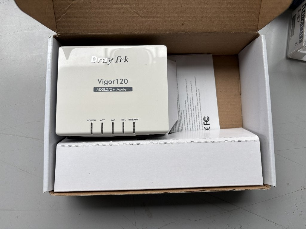 draytek vigor 120 modem, Ophalen of Verzenden, Gebruikt, Router met modem, DrayTek