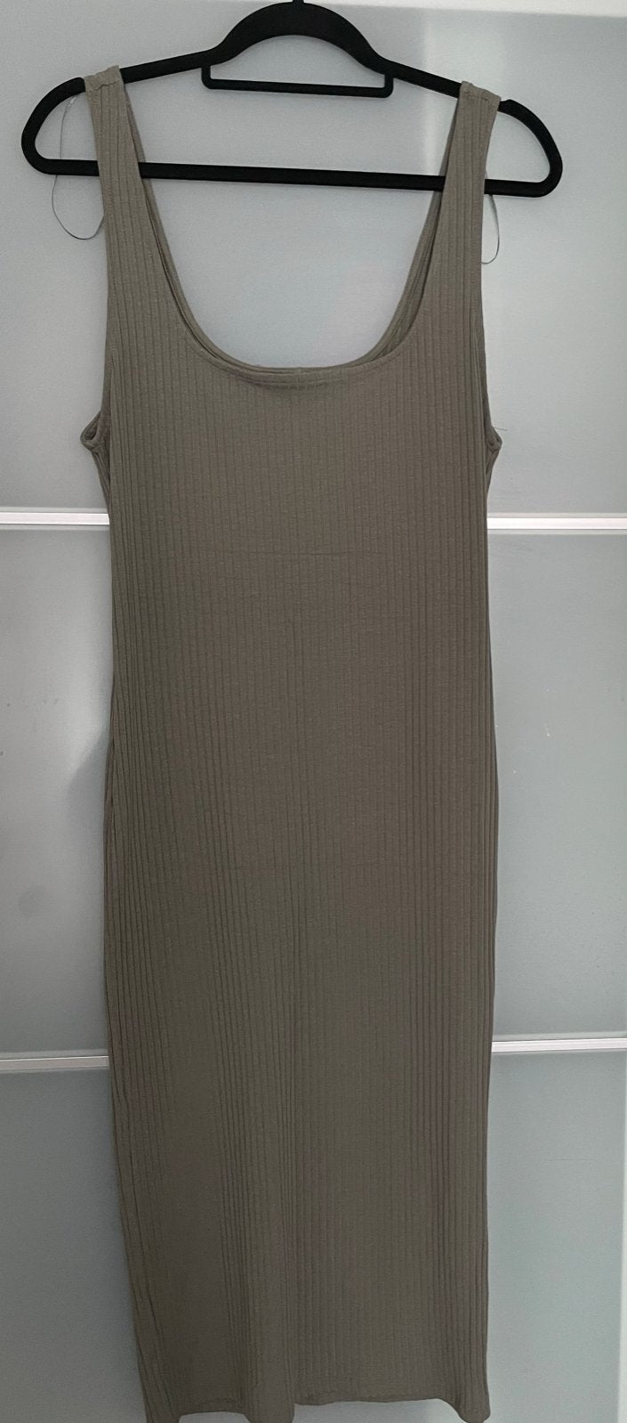 Zara geribbelde midi jurk in maat L, Kleding | Dames, Jurken, Maat 42/44 (L), Ophalen of Verzenden, Zo goed als nieuw, Onder de knie