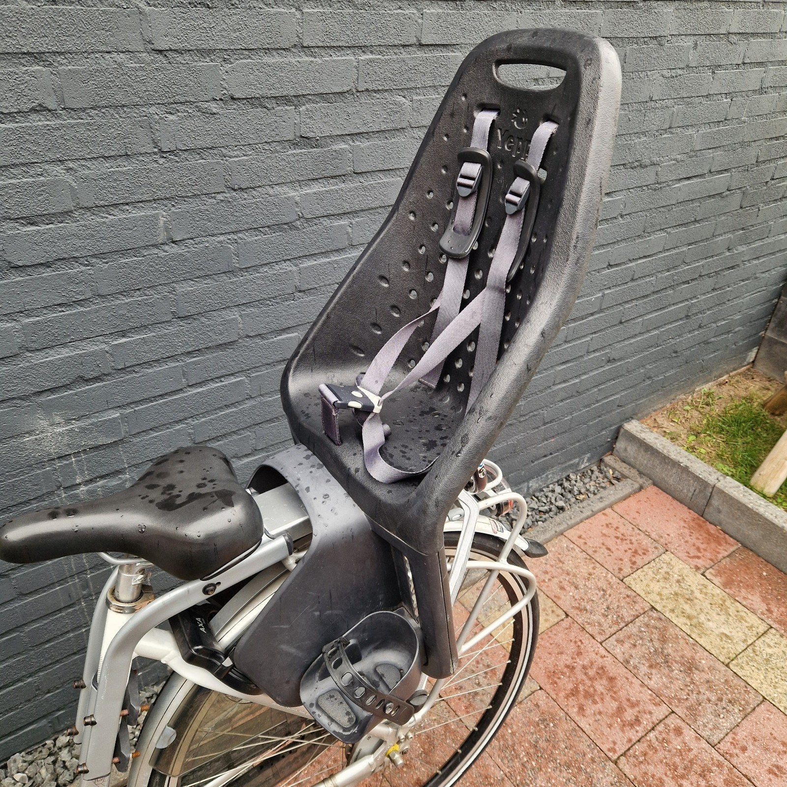 Gmg Yepp fietsstoeltje achterzitje Maxi zwart zadelbuis., Fietsen en Brommers, Fietsaccessoires | Fietsstoeltjes, Ophalen, Achterzitje