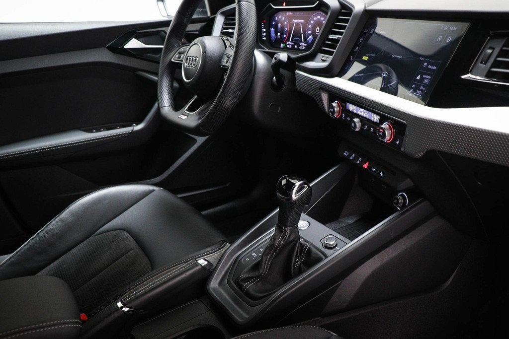 Audi A1 citycarver 30 TFSI epic | LED | ACC | STOELVERWARMIN, Stof, Met garantie (alle), 116 pk, Bedrijf