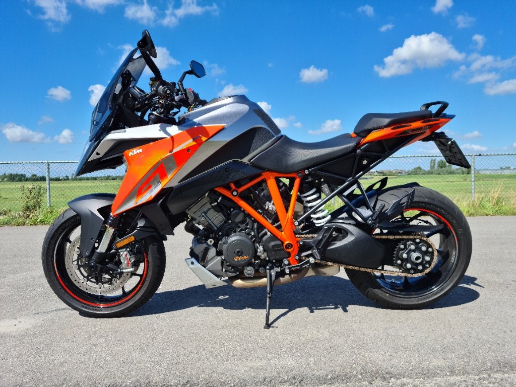 KTM 1290 Super Duke GT | Akrapovic | Koffers | UNIEK!, Motoren, 2 cilinders, Handvatverwarming, Nieuw, Motorrijbewijs A