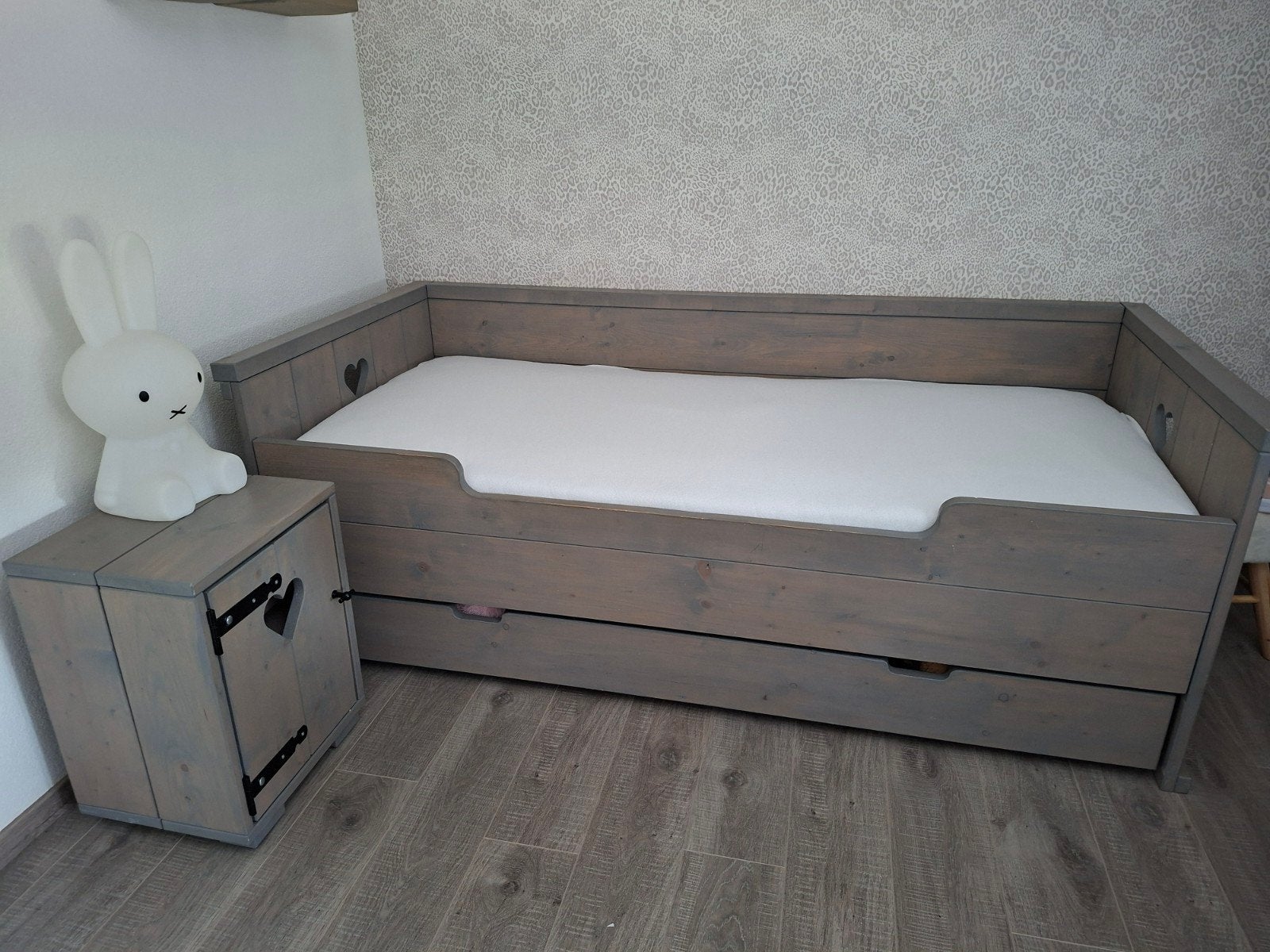 Steigerhouten bed 1 persoons, 85 tot 100 cm, Ophalen of Verzenden, Zo goed als nieuw, Matras