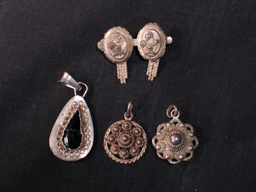 Set zilveren hangers en broches 19e eeuw. 1748, Ophalen of Verzenden, Zilver