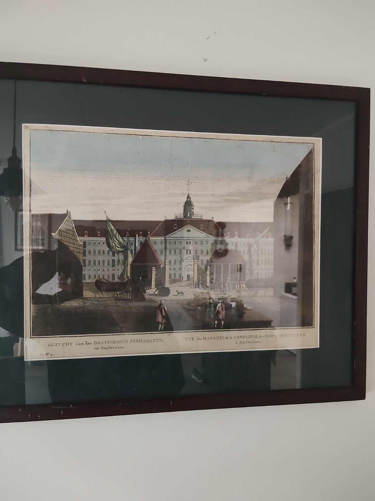 Oude prent:Gezicht op het Oostindisch Zeemagazijn, Amsterdam, Ophalen, Stadsgezicht, Handgekleurd, Gravure