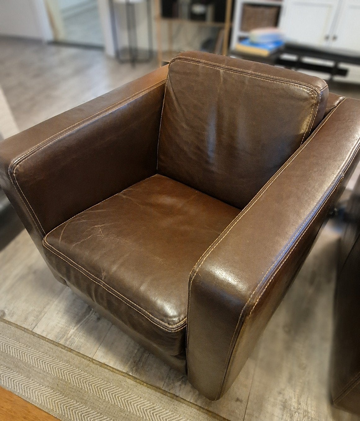 2 gebruikte bruine  leren stoelen, Ophalen, Gebruikt, 50 tot 75 cm, Leer