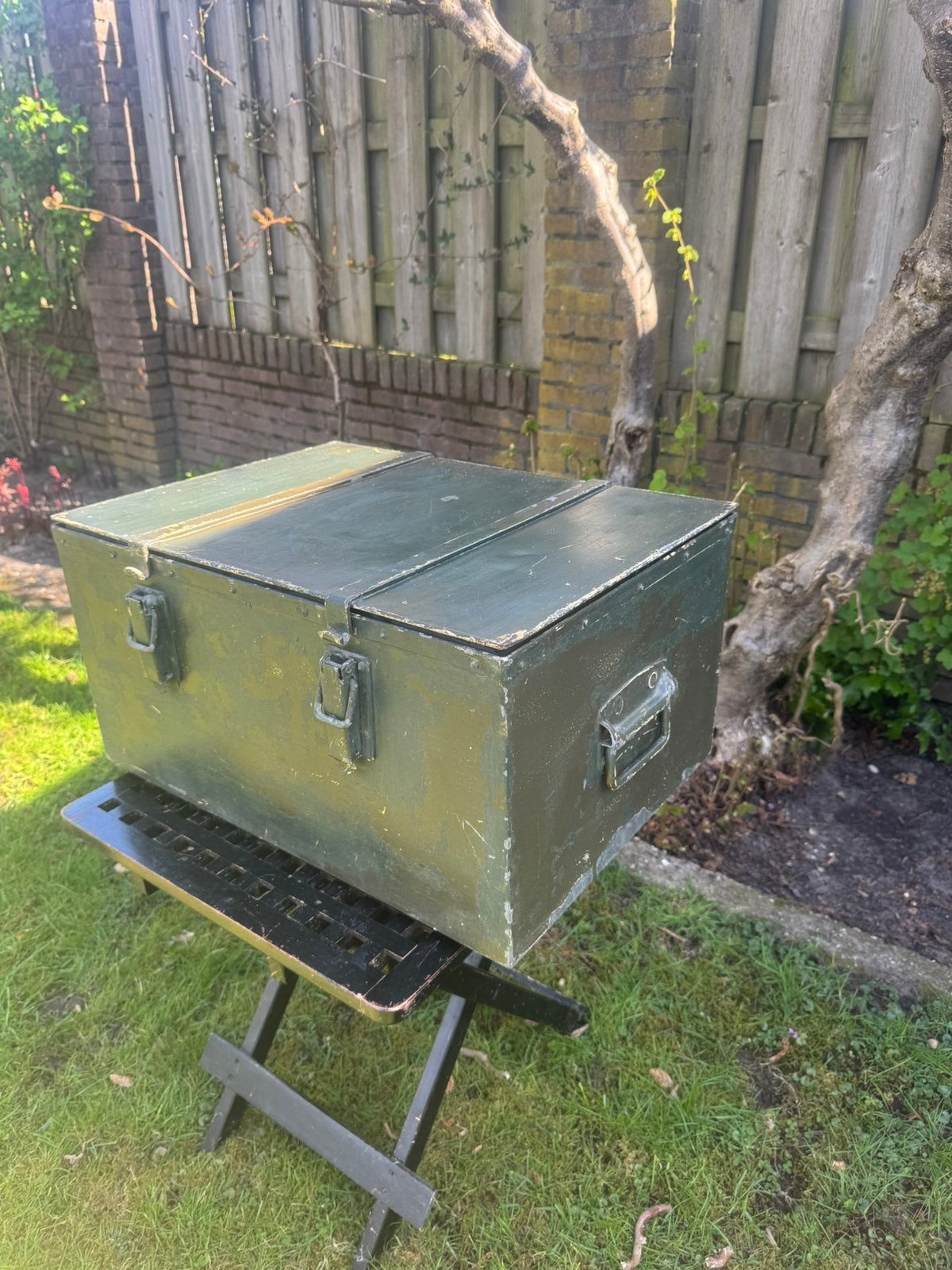 vintage militaire footlocker / kist / koelbox / salontafel, Huis en Inrichting, Woonaccessoires | Kisten, Ophalen, Minder dan 50 cm