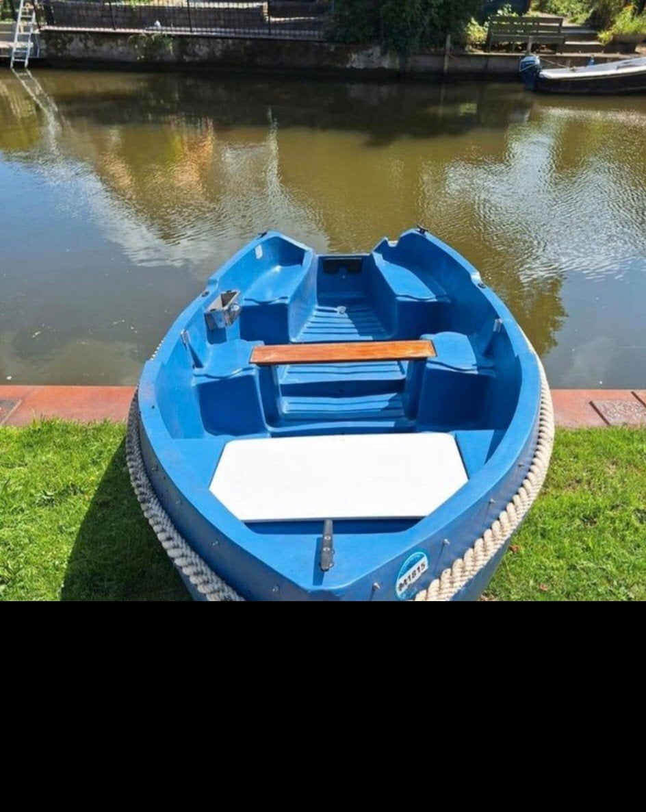 Stabiele blauwe roeiboot met afdekzeil, Ophalen, Kunststof, Gebruikt, Visboot